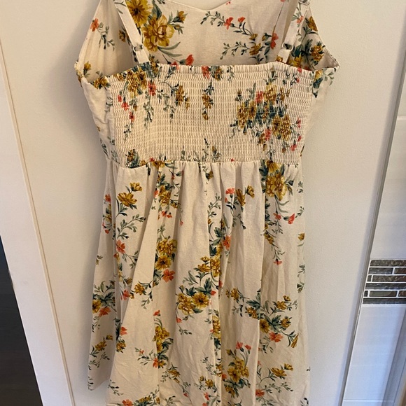 Old Navy Floral Linen-Blend Fit & 
White Floral - Picture 4 of 5